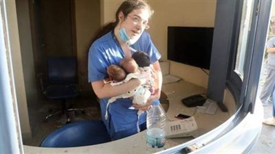 ملاك الرحمة.. صورة لممرضة لبنانية وهي تحتضن ثلاثة رضع عقب الانفجار تجتاح مواقع التواصل