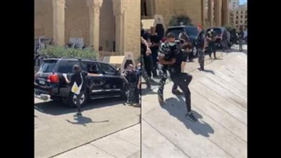 محتجون يعترضون موكب الحريري في وسط بيروت