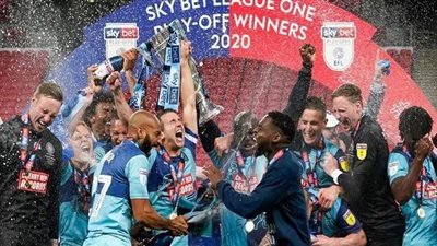 بطل دوري الدرجة الثانية الإنجليزي يهدي الكأس  لمشجعه المعمر  | فيديو