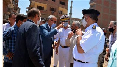 محافظ القليوبية يشهد إزالة مبنى مخالف بدون ترخيص ببنها