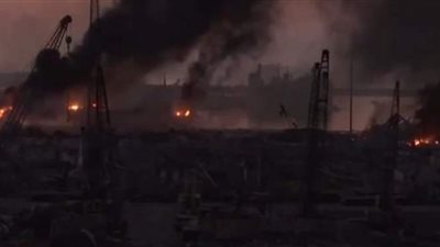 احتراق باخرة قبالة مرفأ بيروت بعد الانفجار الضخم