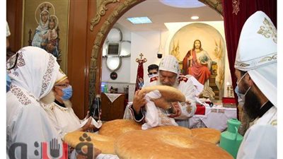 15 صورة ترصد القداس الإلهي الثالث للأنبا شاروبيم أسقف قنا بعد عودته من رحلة الاعتكاف