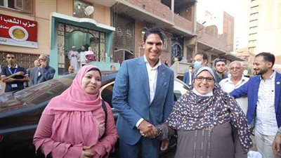 أهالي «الواسطى» يرحبون بأحمد أبو هشيمة خلال افتتاحه مقر «الشعب الجمهوري»