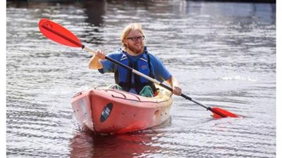 مغامر يجتاز المحيط الهادي على قارب تجديف في عامَين