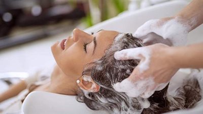 ما هي الطريقة الصحيحة لغسل الشعر؟ خبيرة تجيب