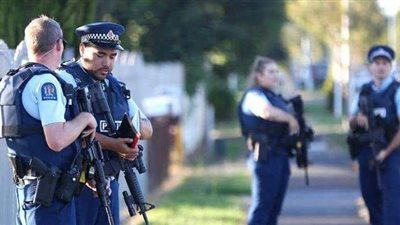 بحوزتهم بندقية كلاشينكوف.. القبض على 3 مراهقين تسللوا إلى منتجع ترامب