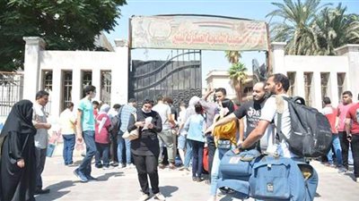 قبيل تقديم التظلمات.. تزاحم طلاب الثانوية العامة على بائعي إجابات الامتحانات أمام مدرسة السعيدية | صور