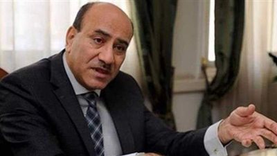 بالزي الأزرق.. هشام جنينة يصل 