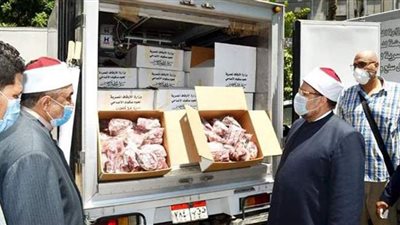 انطلاق سيارات توزيع لحوم أضاحي الأوقاف للمديريات | صور
