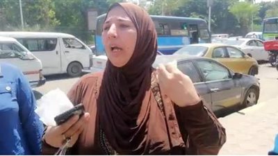 بكاء والدة طالبة بالثانوية خلال التظلم بنتائج الامتحانات: 