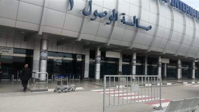 وزير خارجية اليونان يصل مطار القاهرة للقاء سامح شكري