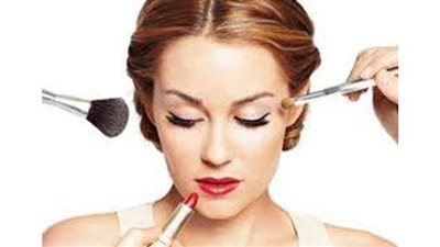 تفسير حلم المكياج في المنام وعلاقته بالخداع والنجاة من الصعاب والمجاملة