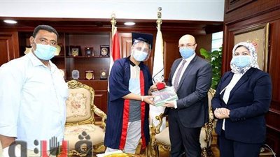 بدرع وتابلت.. محافظ بني سويف يكرم الأول على الجمهورية في الثانوية العامة