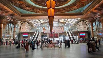 السكك الحديدية تتضامن مع ضحايا انفجار بيروت برفع علم لبنان في محطة مصر