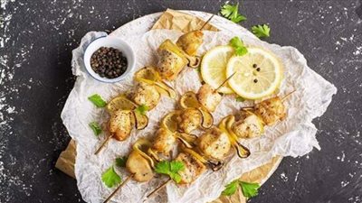 طريقة عمل أسياخ الدجاج المشوية بالليمون