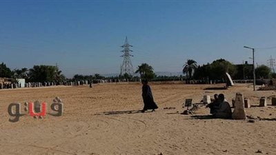 يتقدمهم محافظ قنا.. توافد الأهالي لتشييع جثماني شهيدي لقمة العيش بالسعودية | فيديو وصور