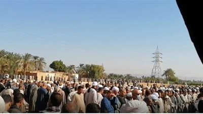 المئات يستعدون لأداء صلاة الجنازة على شهيدي لقمة العيش بالسعودية | فيديو