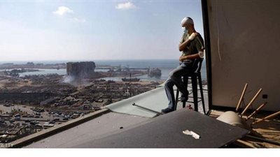 بيروت تبحث عن ناجين بين أنقاض المرفأ.. وتظاهرات لإسقاط الحكومة