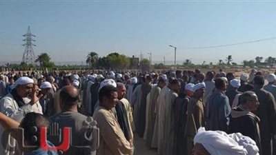 لحظة دفن جثماني شهيدي 