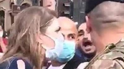 محتجون لبنانيون يرشقون وزيرة العدل بزجاجات المياه | فيديو