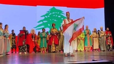 أحمد عز ونجوم علاء الدين يقفون مع الجمهور حدادا على شهداء بيروت في عرض المسرحية أمس