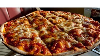 شيف يصنع بيتزا وهو معصوب العينين | فيديو