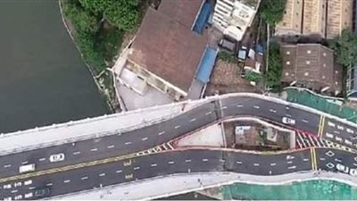 السلطات الصينية تضطر لبناء جسر حول منزل صغير رفضت صاحبته إخلاءه | صور