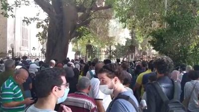 زحام وغياب التباعد الاجتماعي بين طلاب الثانوية في أول أيام اختبارات القدرات | فيديو