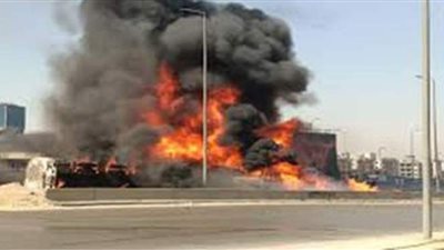 فريق طوارئ يصل موقع حريق  دائرى المعادى لإصلاح الطريق