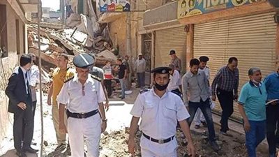 النيابة تعاين موقع انهيار عقار المنصورة | فيديو وصور