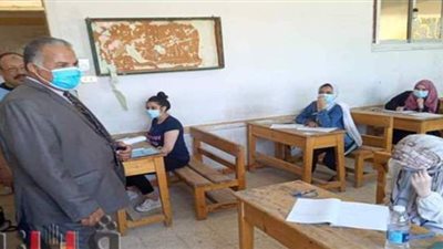 مدير تعليم الإسماعيلية يتفقد امتحانات أبناء المصريين العائدين من الخارج | صور