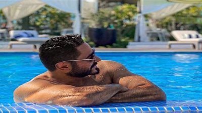 تامر حسني يزور مصطفى حفناوي في المستشفى ويؤازر والدته | فيديو