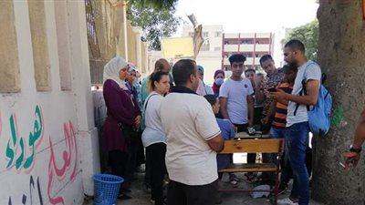 لتقديم تظلمات الثانوية.. زحام على ماكينات فوري أمام مدرسة السعيدية | فيديو وصور