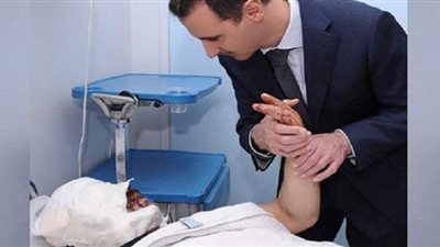 وكالة الصحافة الفرنسية تكشف حقيقة صورة الأسد مع جرحى انفجار بيروت