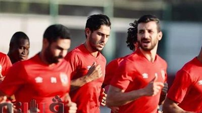 طبيب الأهلي يطمئن على الإجراءات الوقائية في معسكر الفريق