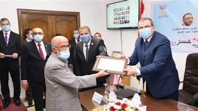 وزير القوى العاملة يكرم 8 من قدامى مديري القوى العاملة بالإسكندرية
