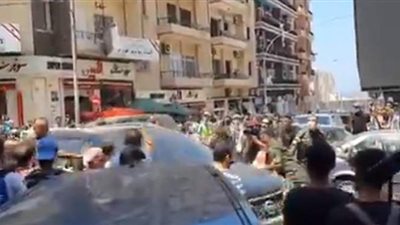 طرد محافظ بيروت من الشارع ورشقه بعبوات الماء  | فيديو