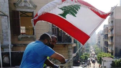 قوات مكافحة الشغب اللبنانية تطلق الغاز المسيل للدموع لتفريق المتظاهرين بمحيط البرلمان