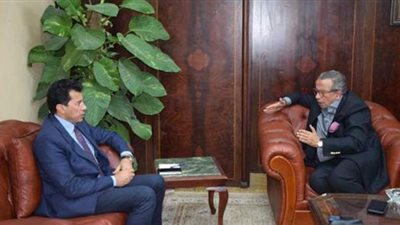 وزير الرياضة يعزي الجنايني في وفاة شقيقته