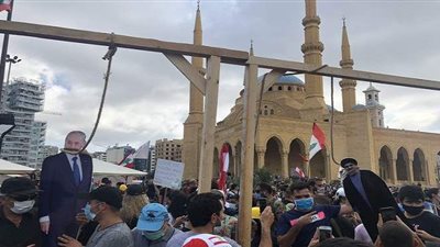 متظاهرون لبنانيون يعلقون صور  نصر الله وبرّي على مشانق وسط بيروت | صور