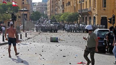 عناصر من حزب الله تعتدي على المتظاهرين في بيروت | فيديو