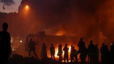 متظاهرون يقتحمون مقر جمعية المصارف اللبنانية ويضرمون النيران فيه