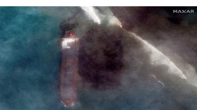 فرنسا تهب لمساعدة موريشيوس بعد إعلانها الطوارئ بسبب تسرب نفطي من ناقلة | فيديو