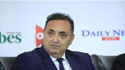 منصور عامر يكرم أول الثانوية العامة علمي رياضة بمدرسة عبد المجيد عامر