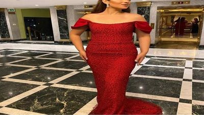 ليلى أحمد زاهر تخطف الأنظار بالأحمر في أحدث ظهور