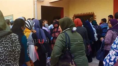 زحام شديد وعدم التزام بارتداء الكمامات في تلقي تظلمات الثانوية العامة بأسيوط | صور