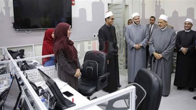 الأزهر للفتوى الإلكترونية يوضح حكم قراءة القرآن من المصحف في الصلاة