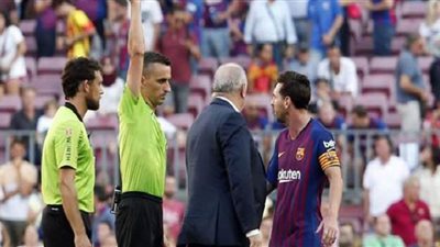 ميسي يرفض مصافحة حكم لقاء برشلونة ونابولي