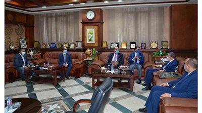 محافظ المنيا يستقبل رئيس الاتحاد المصري للميني فوتبول