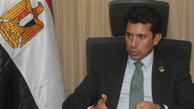 أشرف صبحي يلتقي مجموعة شباب من الشرقية